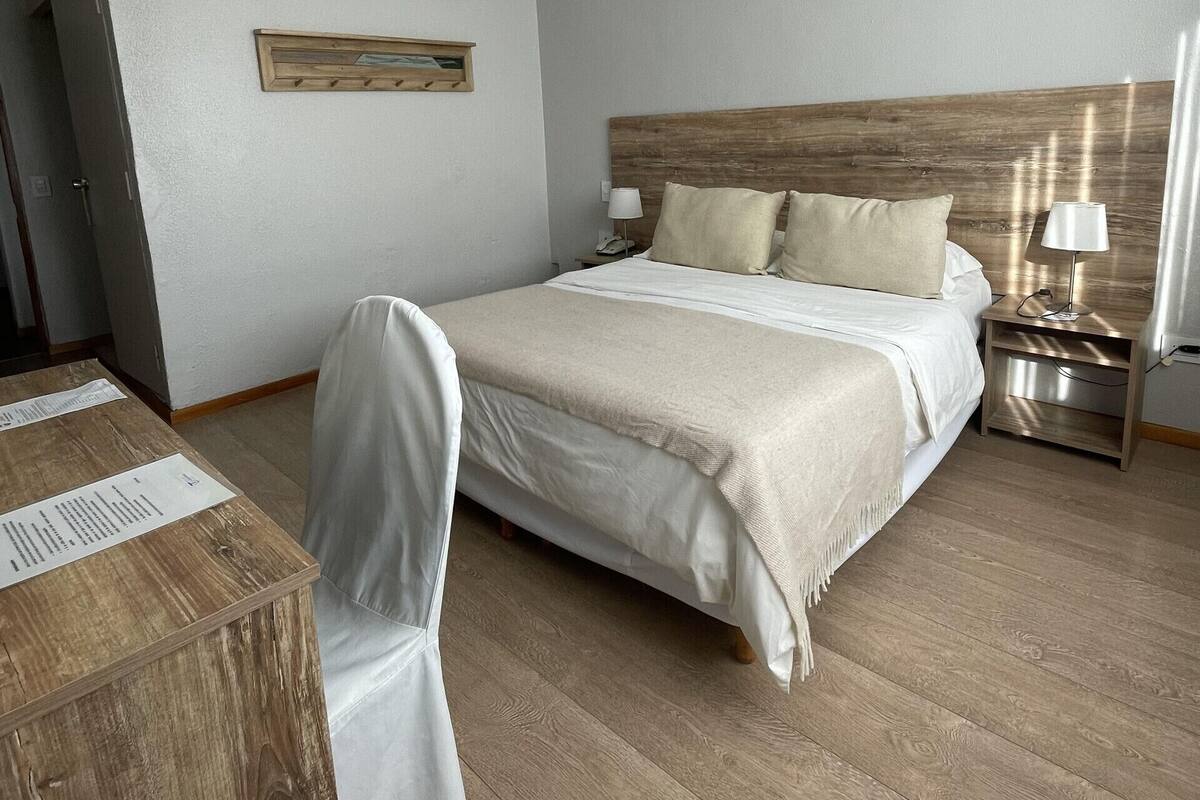 Ropa de cama de alta calidad, minibar, caja fuerte y escritorio