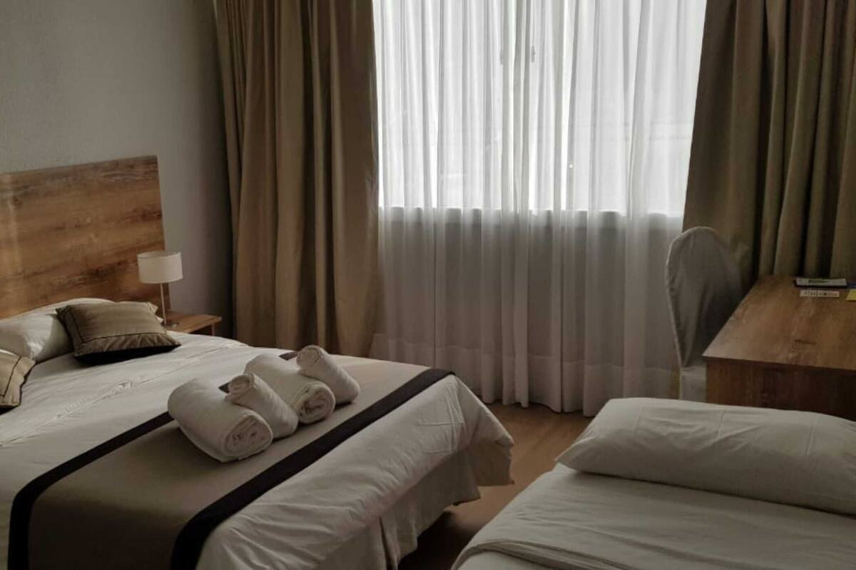 Ropa de cama de alta calidad, minibar, caja fuerte y escritorio