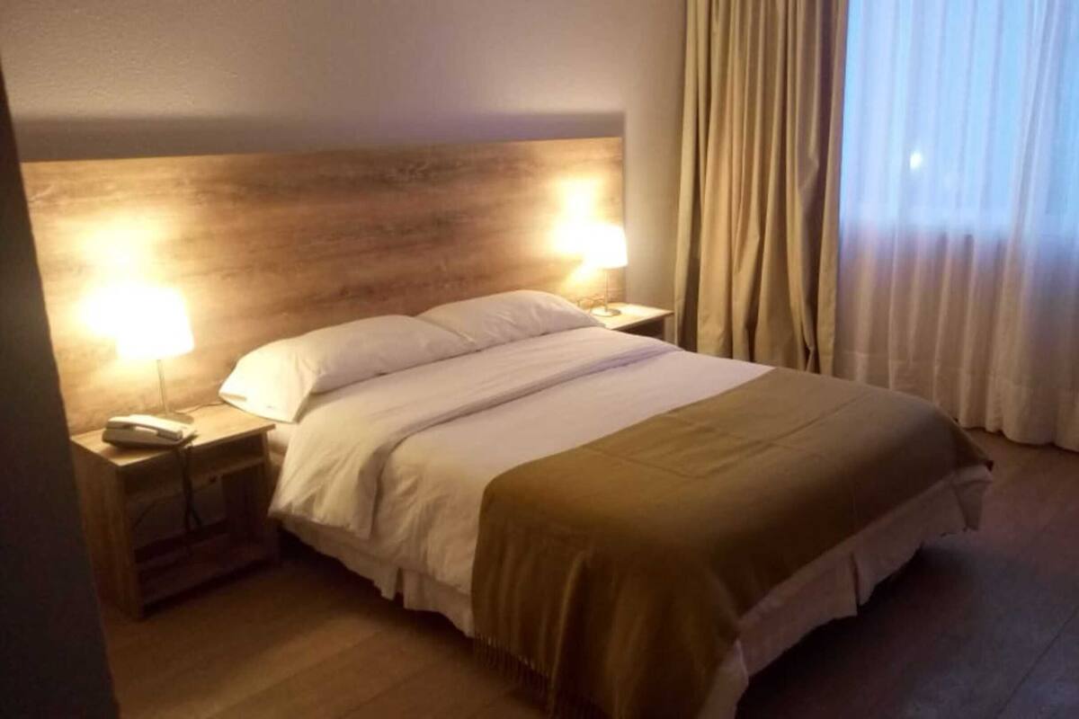 Ropa de cama de alta calidad, minibar, caja fuerte y escritorio