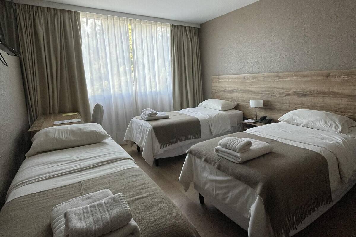 Ropa de cama de alta calidad, minibar, caja fuerte y escritorio