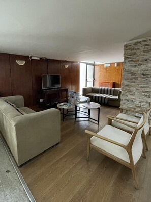 TV de tela plana 32 polegadas com canais a cabo, TV, filmes pagos