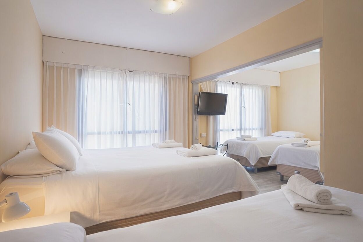 ملاءات للفراش لا تسبب الحساسية وألحفة محشوة بالريش وخزنة داخل الغرفة