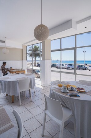 Free daily buffet breakfast - Hostal Rayentray (Puerto Madryn)