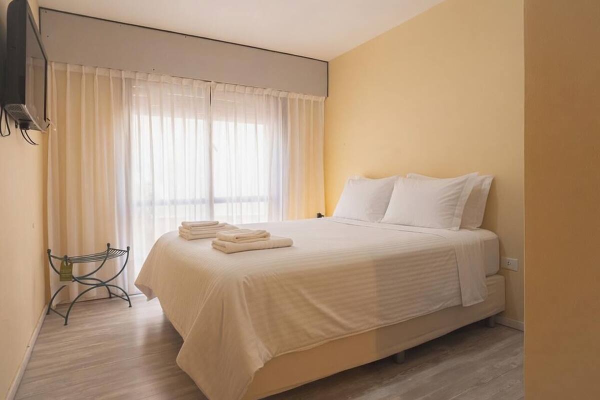 Hypo-allergenic bedding, down duvets, in-room safe, free WiFi