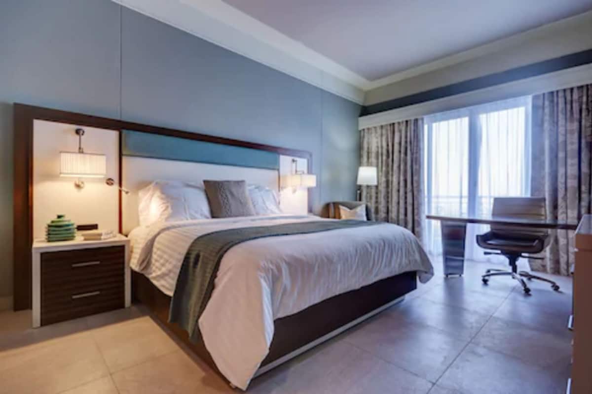 Deluxe kamer, 1 kingsize bed, balkon, uitzicht op bergen | 1 slaapkamer, luxe beddengoed, pillowtop-bedden, een kluis op de kamer