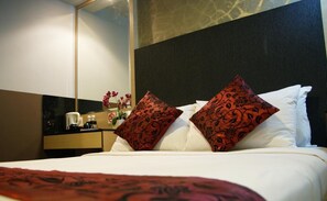 Desk, free WiFi, bed sheets - The Snooze Hotel @bugis (Singapore)