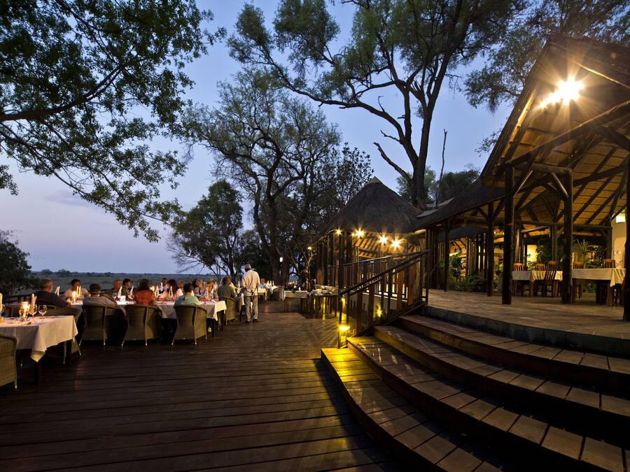 Serviço de café da manhã, almoço, jantar; restaurante ao ar livre