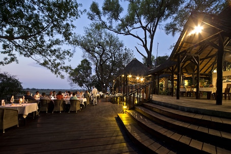 Se sirven desayunos y almuerzos, restaurante con mesas al aire libre . Namushasha River Lodge