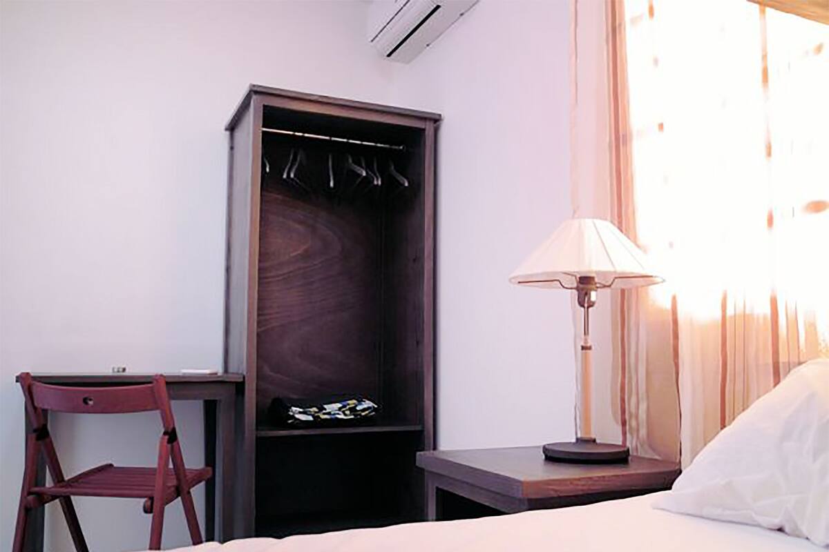 Luxe beddengoed, een kluis op de kamer, een bureau