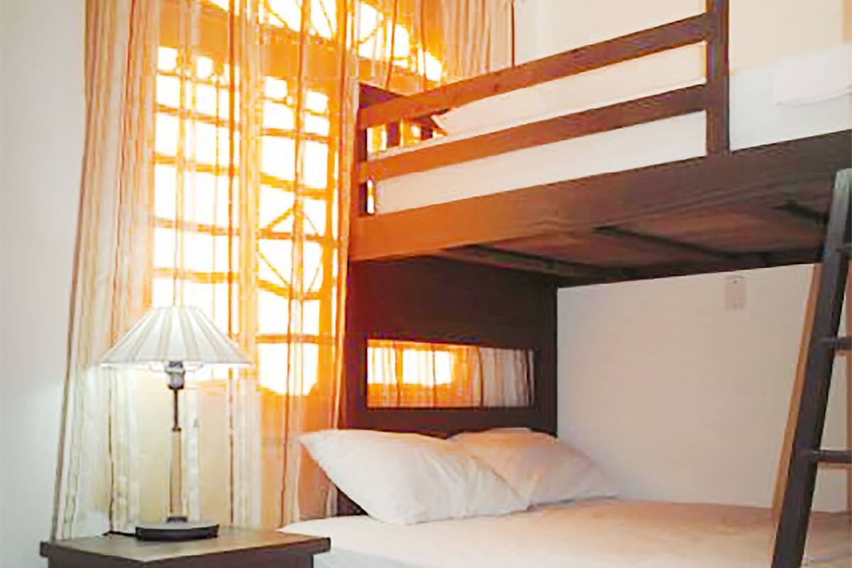 Luxe beddengoed, een kluis op de kamer, een bureau