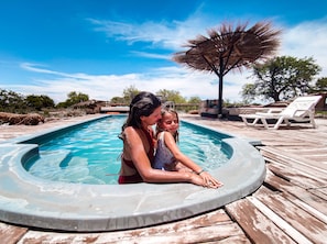 Outdoor pool, pool umbrellas, sun loungers - Atacama Loft & Glamp (San Pedro de Atacama)