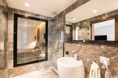 Exclusive Studio Suite | Bathroom | Shower, rainfall showerhead, free toiletries, hair dryer. Zeniva Hotel