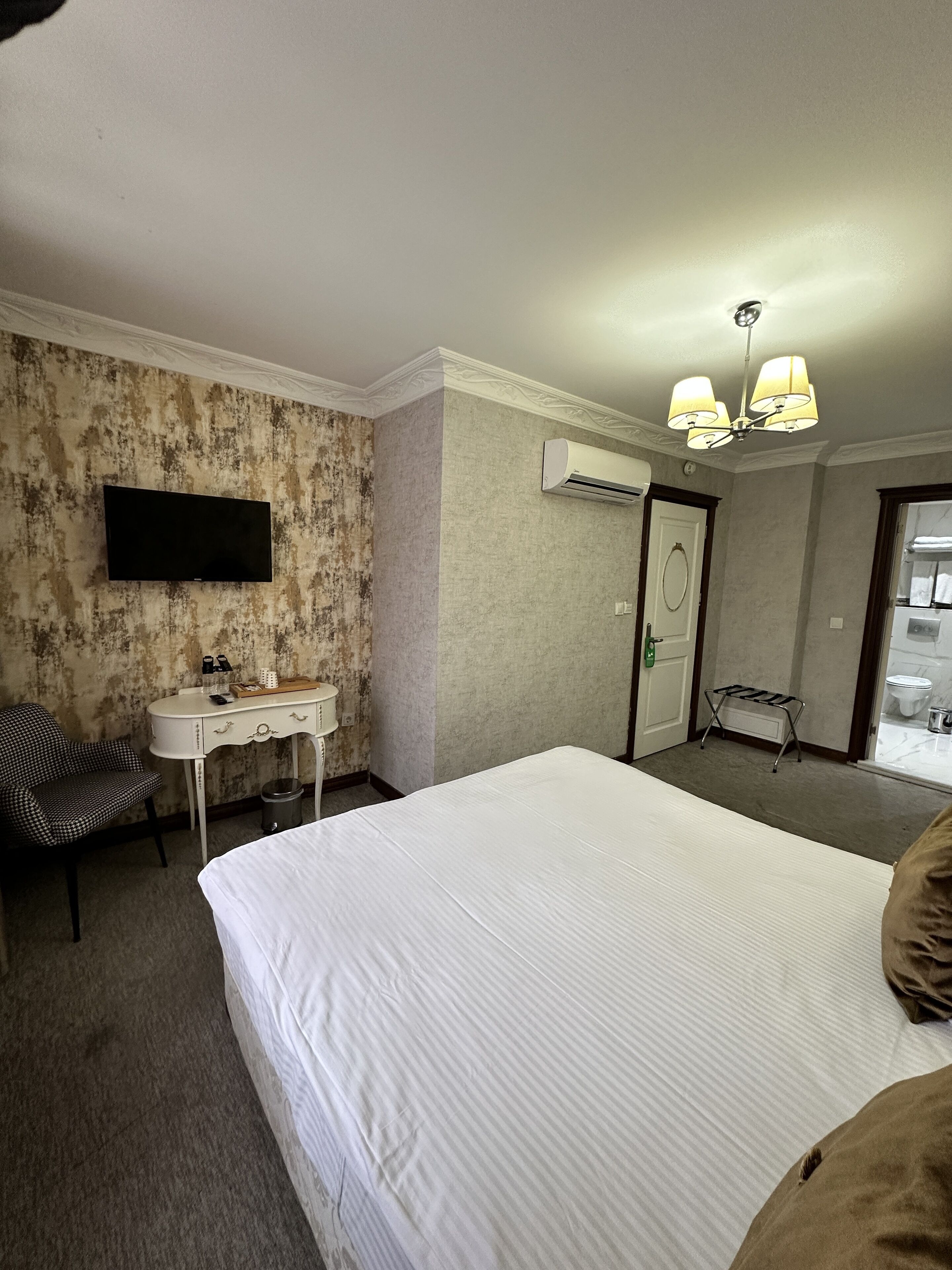 superior room | minibar, in-room safe, individually decorated, individually furnished