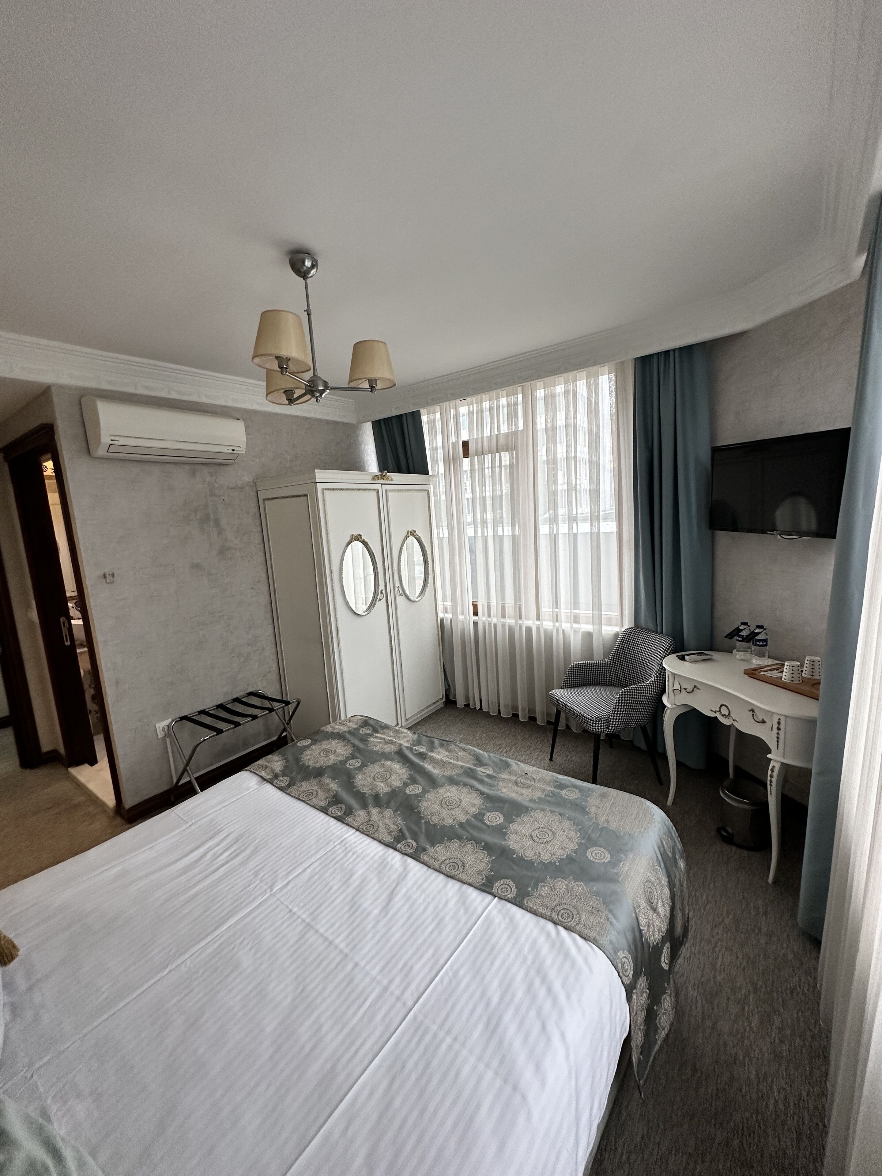 exclusive room | minibar, in-room safe, individually decorated, individually furnished