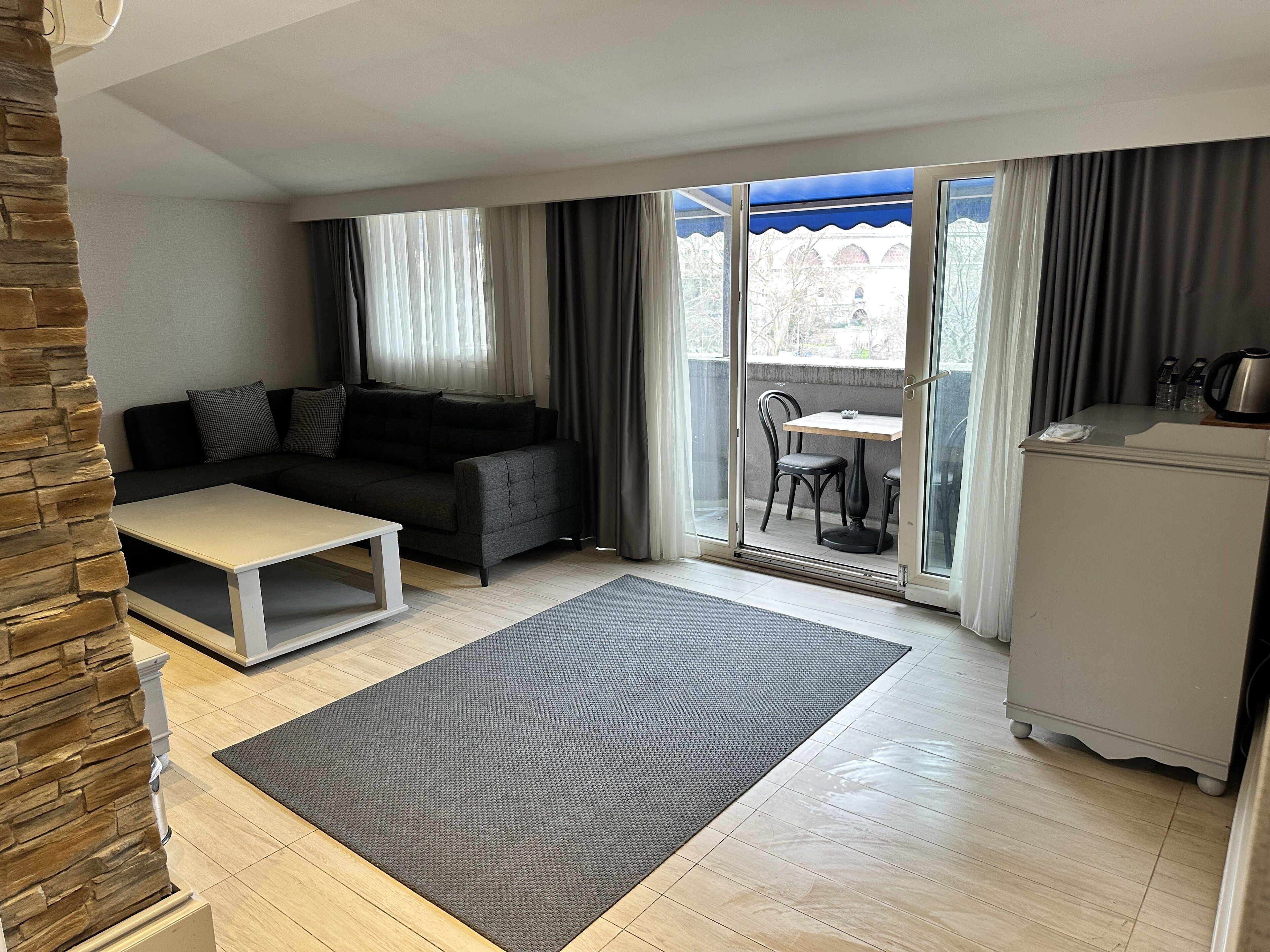 panoramic suite | living area | flat-screen tv