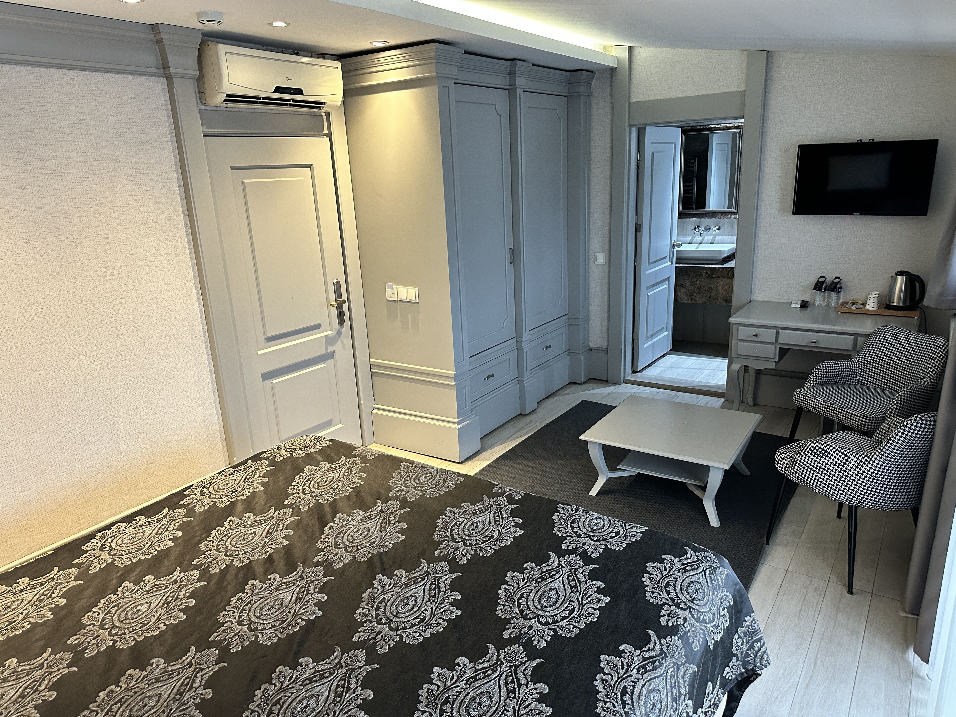 exclusive room | minibar, in-room safe, individually decorated, individually furnished