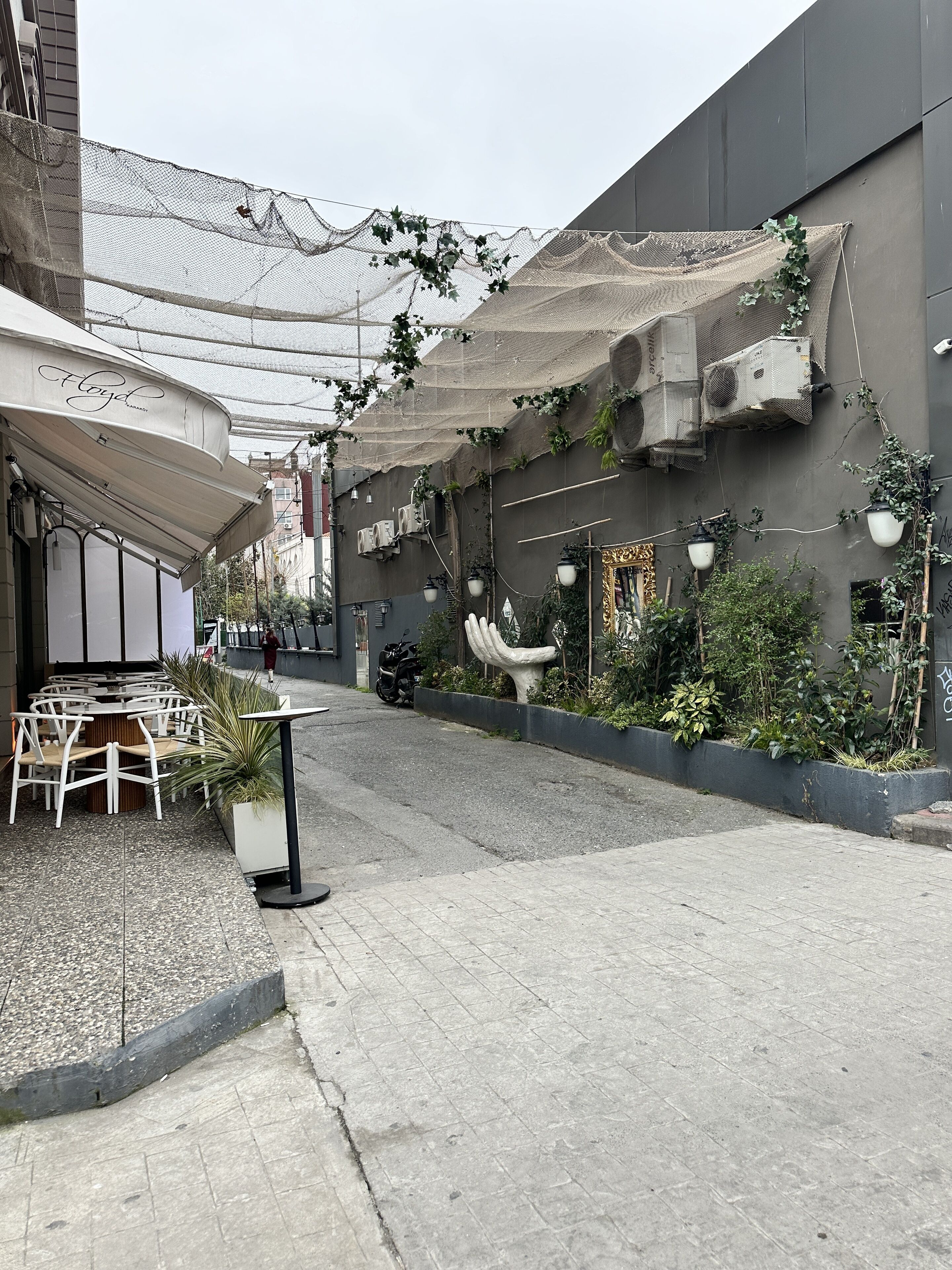 breakfast, lunch, dinner served; international cuisine