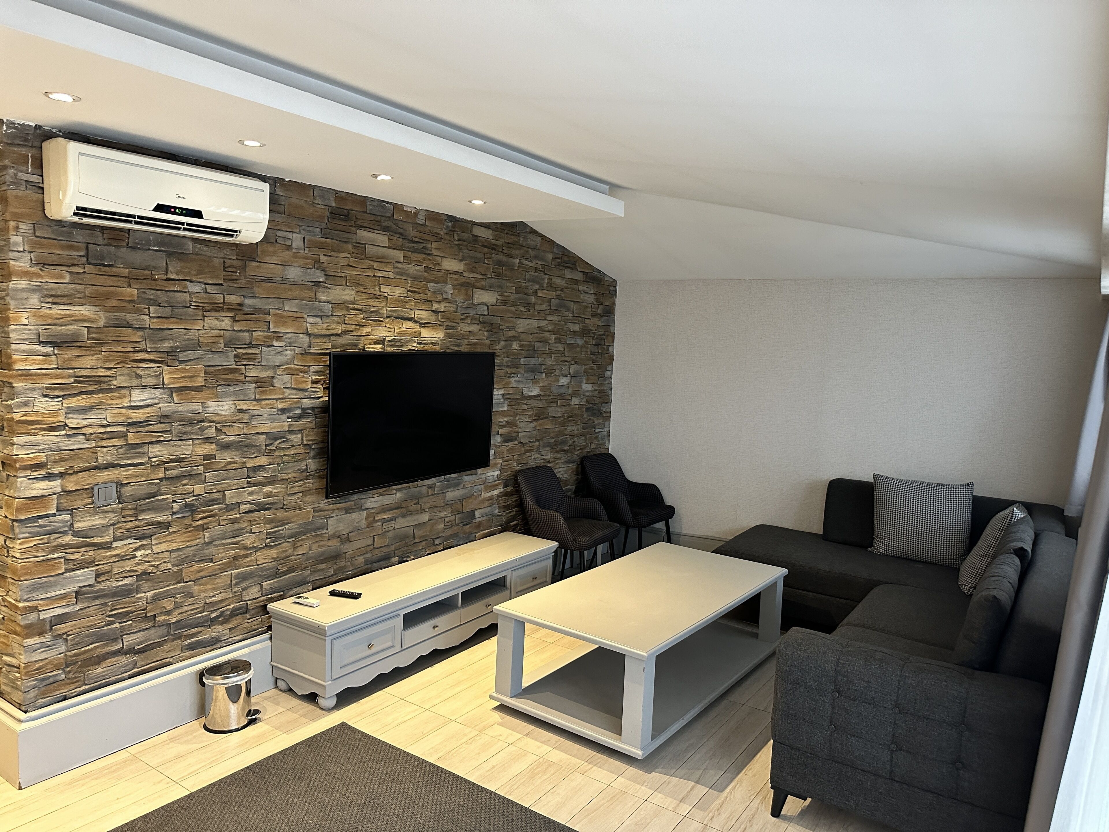 panoramic suite | living area | flat-screen tv