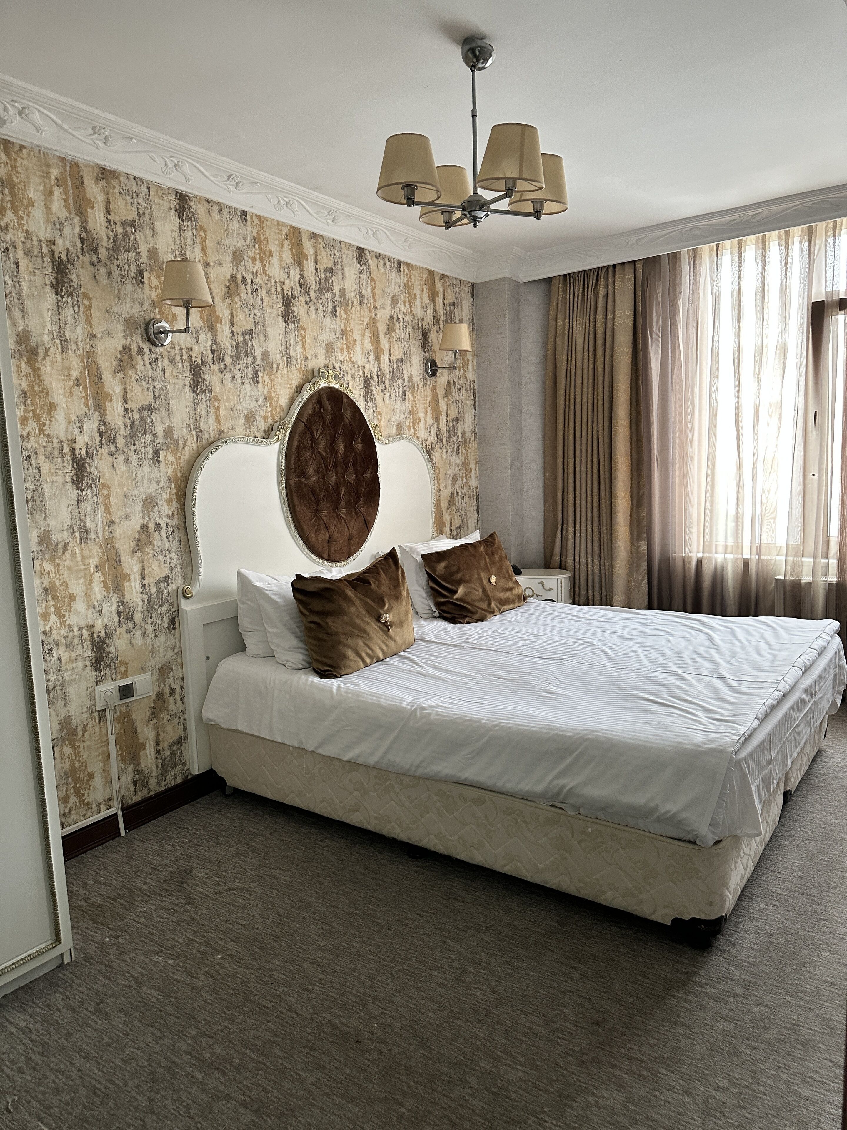 superior room | minibar, in-room safe, individually decorated, individually furnished