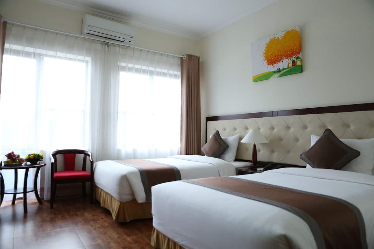 Deluxe Twin kamer, meerdere bedden, uitzicht op bergen | 1 slaapkamer, een minibar, een kluis op de kamer, een bureau
