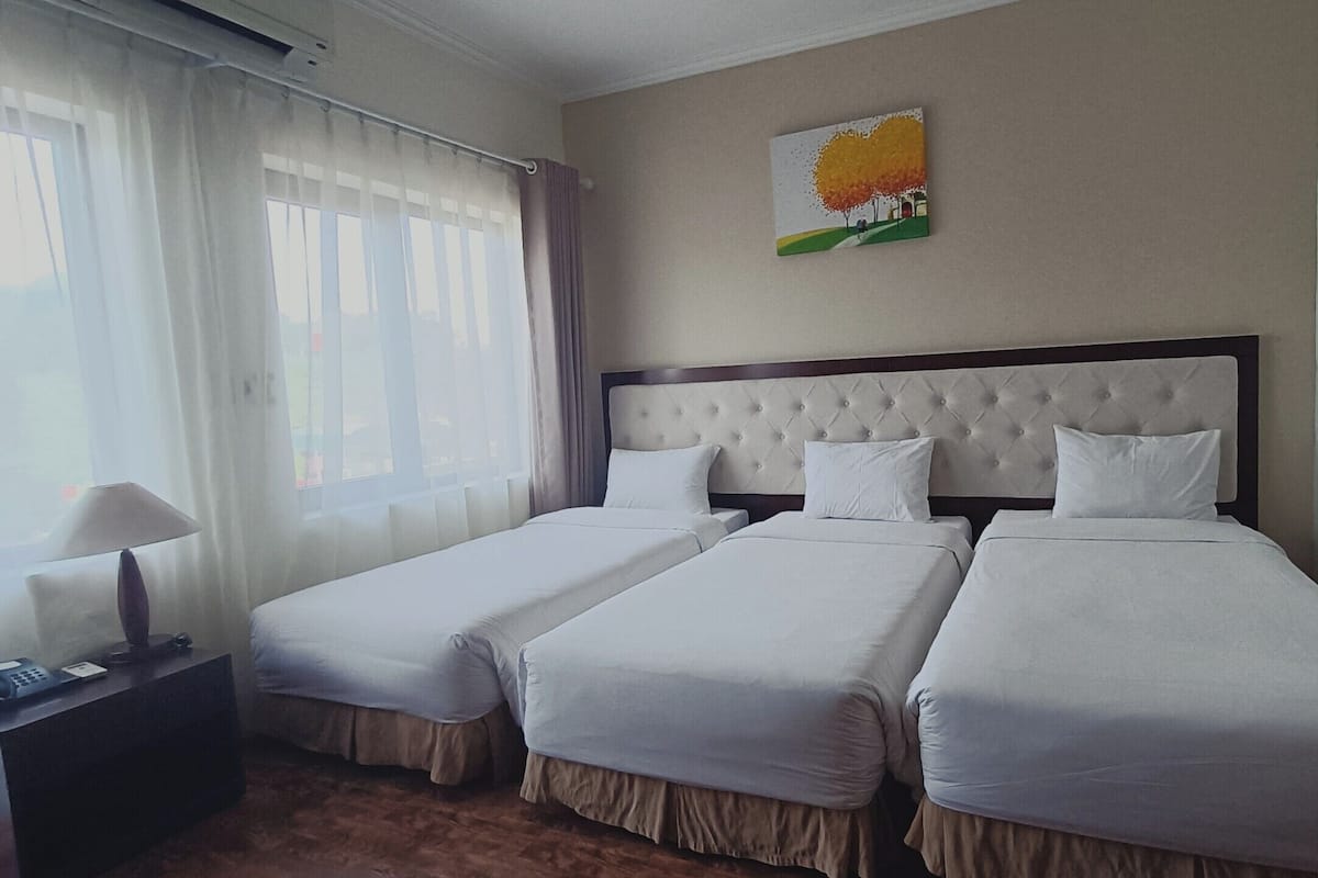 Deluxe driepersoonskamer, 3 eenpersoonsbedden, uitzicht op bergen | 1 slaapkamer, een minibar, een kluis op de kamer, een bureau