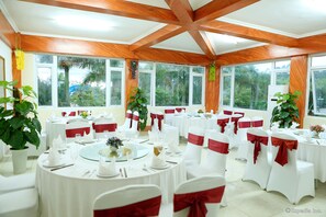 2 restaurantes; se sirven desayunos, almuerzos y cocina internacional 