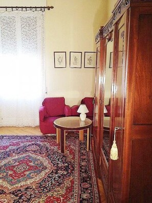 Triple Room | Living area | LCD TV - Alle Torri (Bologna)