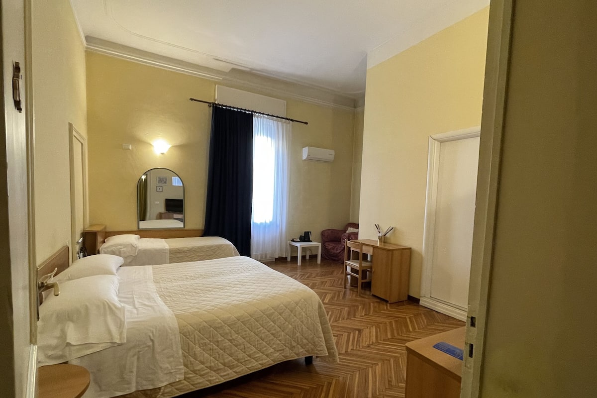 Kamer, 1 twee- of 2 eenpersoonsbedden | Een kluis op de kamer, een bureau, verduisterende gordijnen