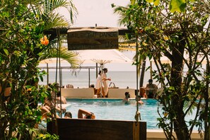 Un área de piscina con un cartel que dice 'Mientras bailas, estaremos contigo'.