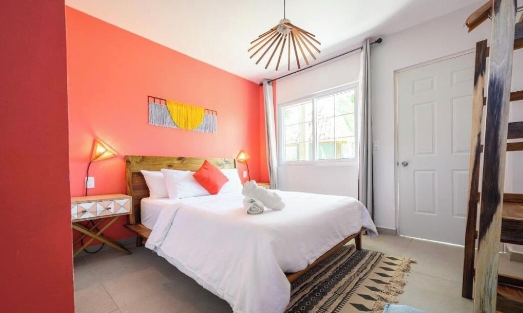 Deluxe Room, 1 King Bed | In-room dining