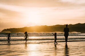On the beach, free beach cabanas, beach shuttle, beach yoga - Selina Playa Venao - Hostel (Las Escobas del Venado)