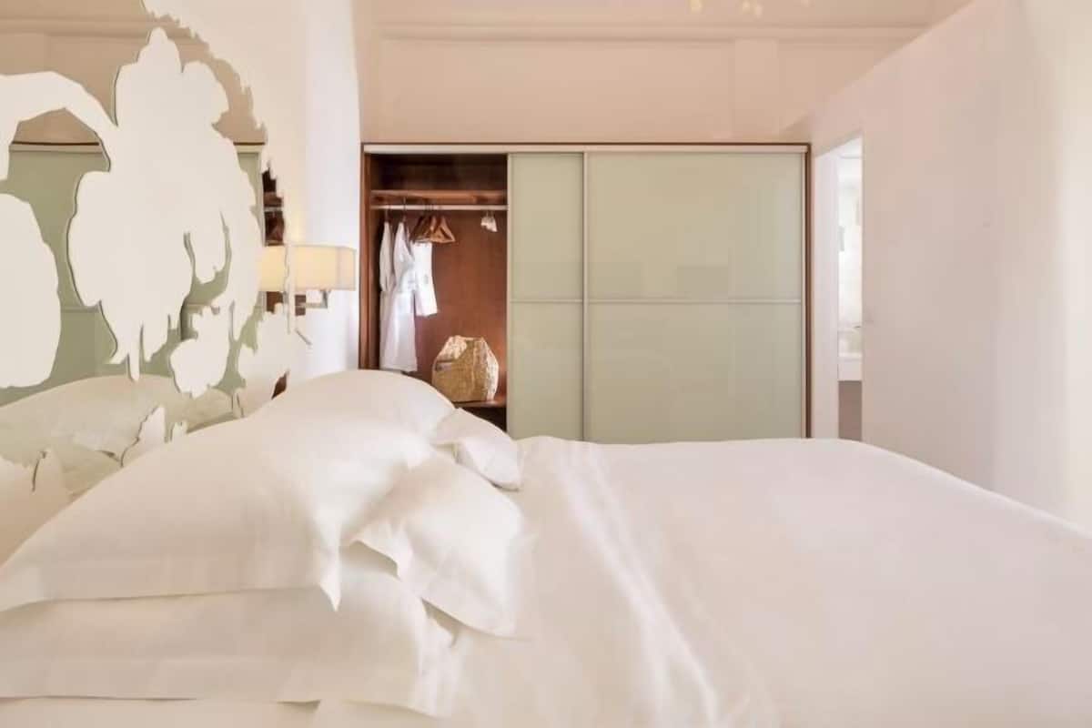 2 bedrooms, premium bedding, minibar, in-room safe