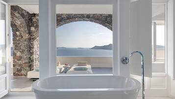 Executive Suite with Cave Pool | Bathroom | Free toiletries, hair dryer, bathrobes, slippers