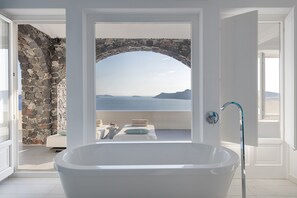 Executive Suite with Cave Pool | Baño | Amenidades de baño gratuitas, secadora de cabello, batas, pantuflas 