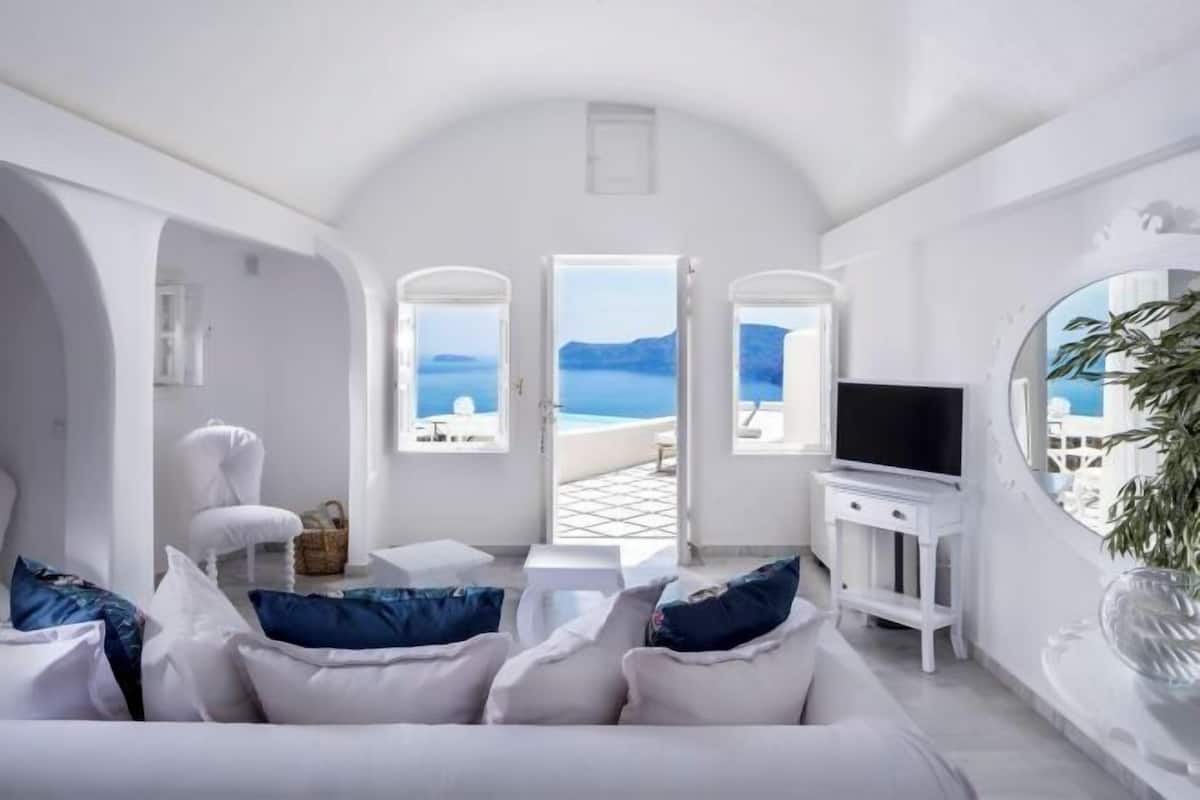 Living area | 32-inch flat-screen TV with satellite channels, TV