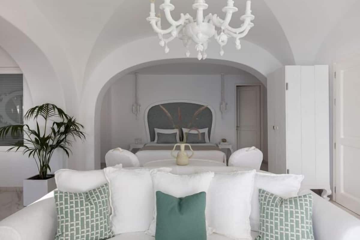 2 bedrooms, premium bedding, minibar, in-room safe