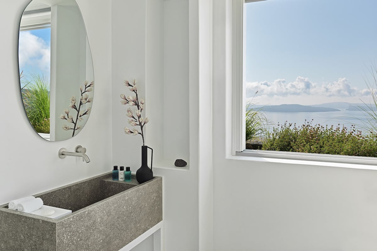 Suite studio exécutive, 1 trÚs grand lit, non-fumeur, vue sur la mer | Salle de bain | Articles de toilette (gratuits), séchoir à cheveux, peignoirs