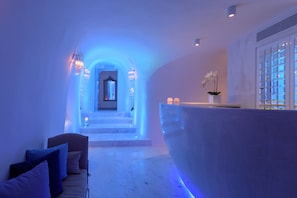 Parihoitohuone(ita), sauna, vartalohoitoja, aromaterapiaa