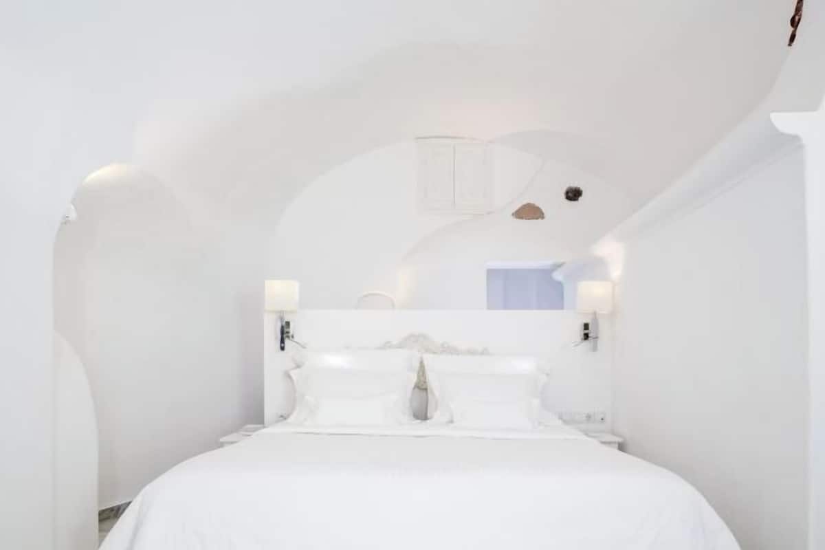 2 bedrooms, premium bedding, minibar, in-room safe