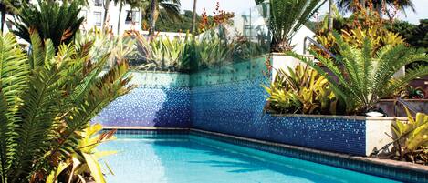 3 piscines a l'aire lliure, para-sols i gandules
