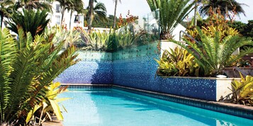 3 室外游泳池，池畔遮阳伞，日光浴躺椅