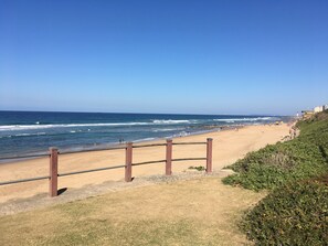 在海灘附近、白沙、沙灘巾、排球