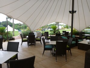 2 restaurants, serveren ontbijt, lunch, diner, regionale gerechten