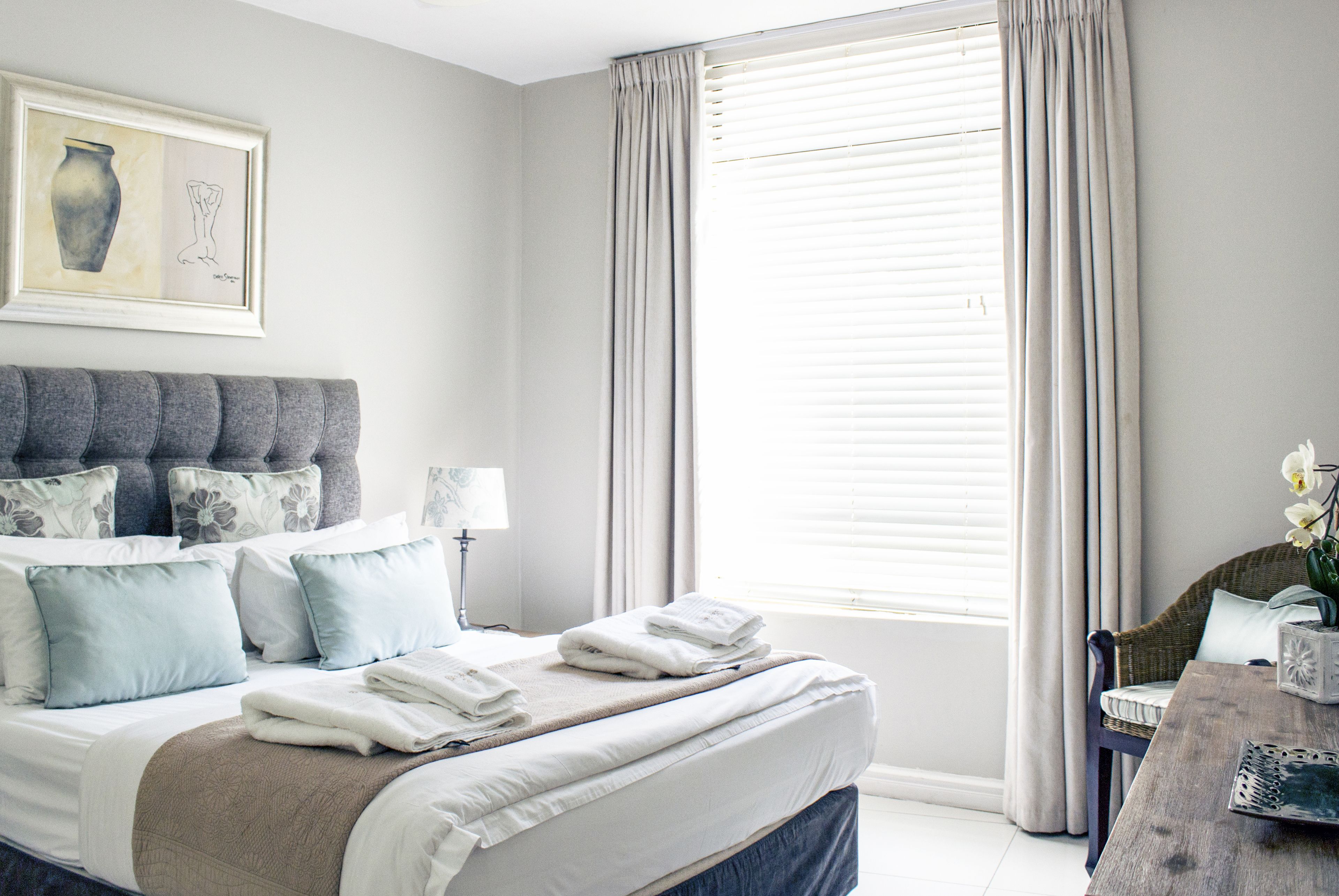 Ropa de cama de alta calidad y caja de seguridad en la habitación 