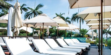 3 室外游泳池，池畔遮阳伞，日光浴躺椅