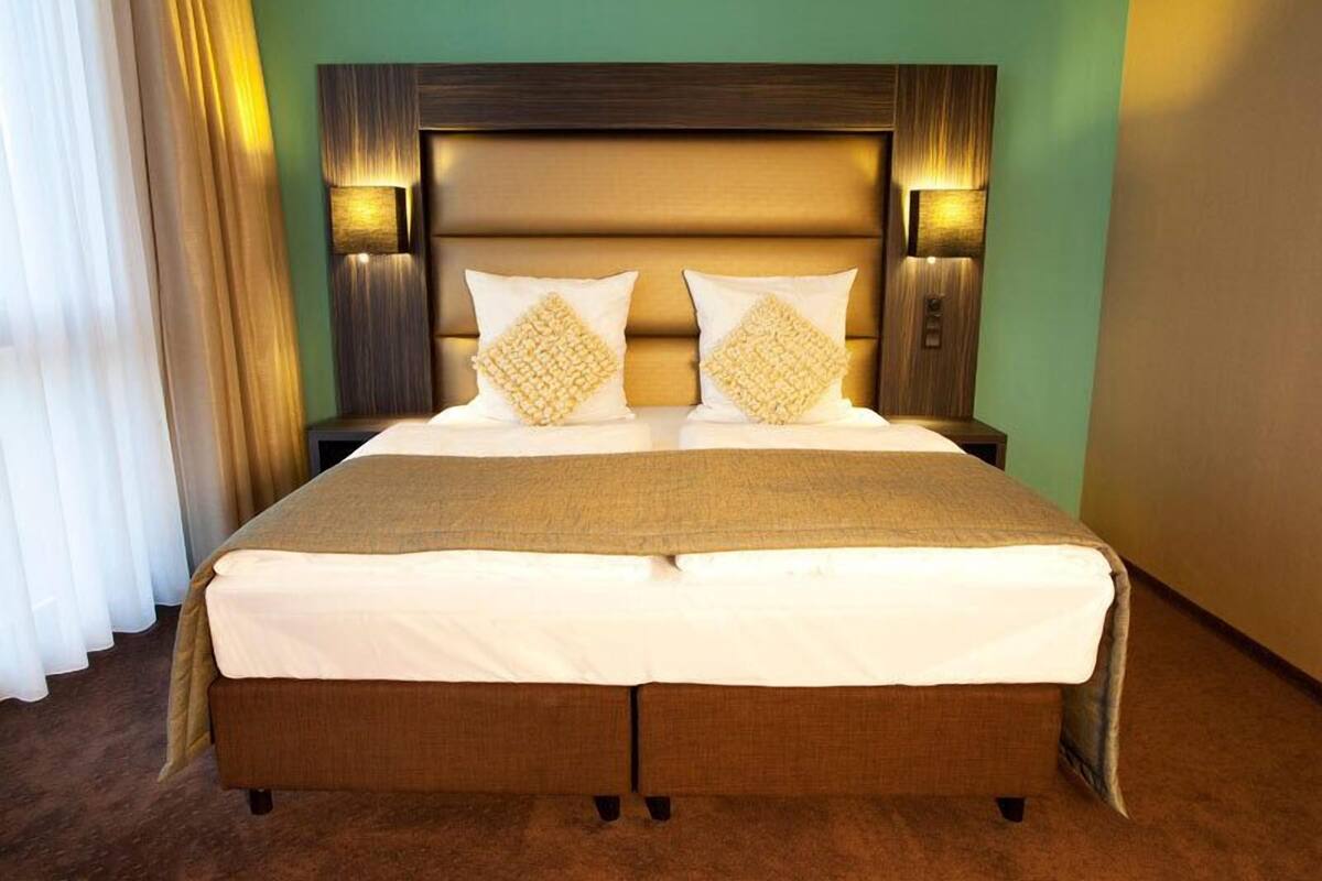 Junior Suite | In-room safe, desk, blackout curtains, soundproofing