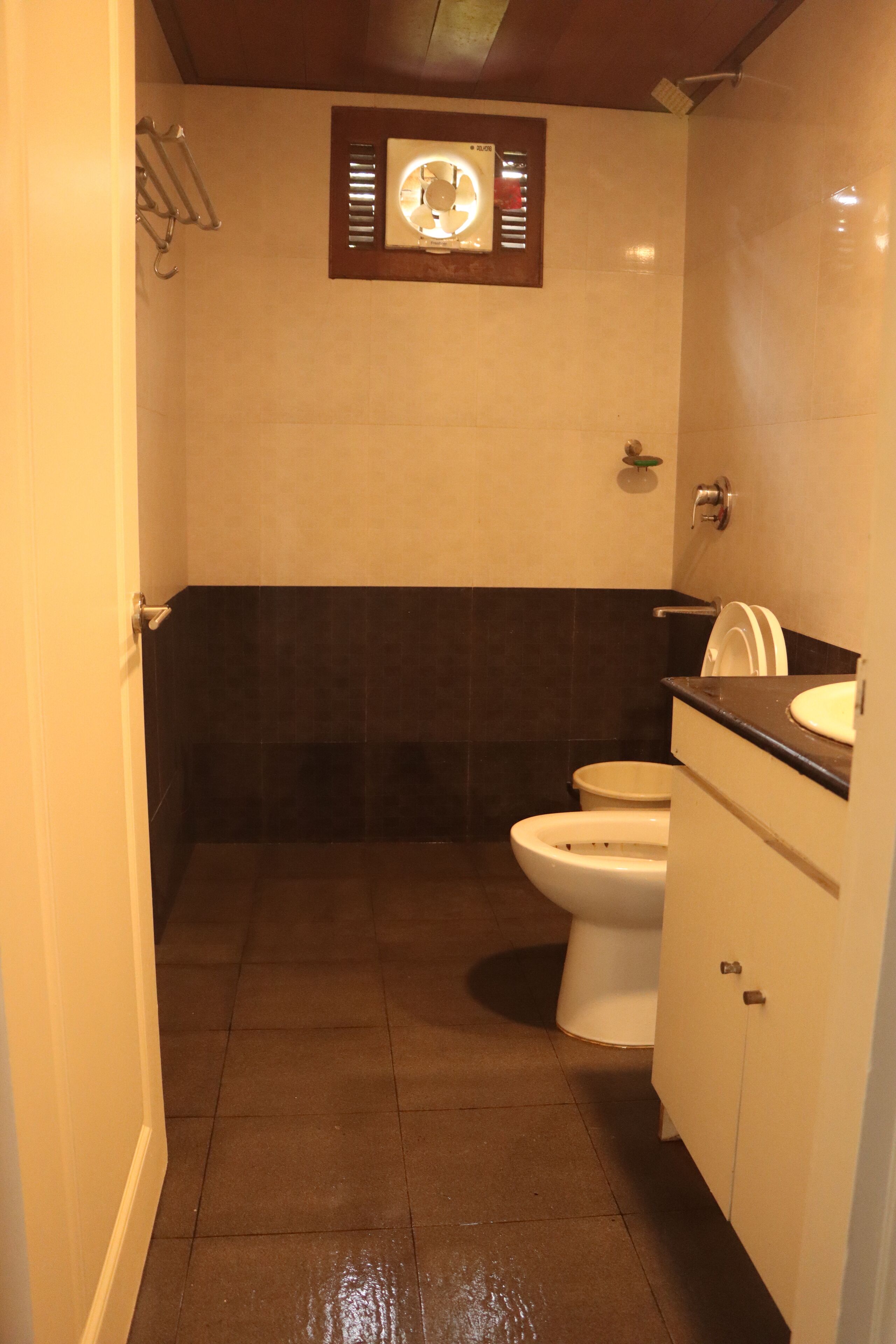 Une salle de bain avec des toilettes, un lavabo et un miroir.