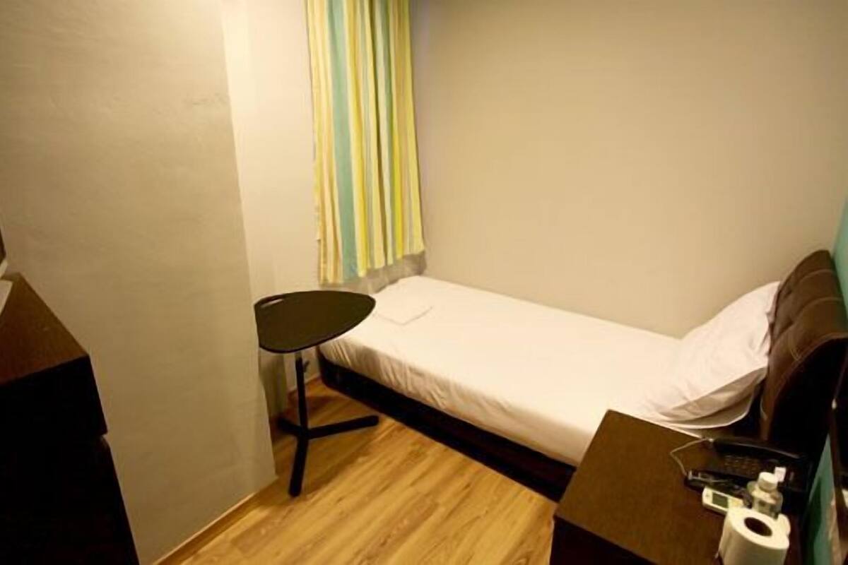 Standaard eenpersoonskamer, gemeenschappelijke badkamer | Een strijkplank/strijkijzer