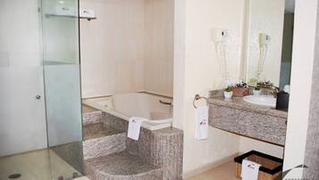 Studio Suite Deluks, hot tub | Kamar mandi | Perlengkapan mandi gratis, pengering rambut, dan handuk