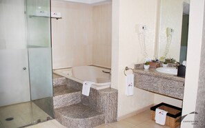 Deluxe Studio Suite, Hot Tub | Bathroom | Free toiletries, hair dryer, towels - Hotel Concorde Toluca (Toluca)